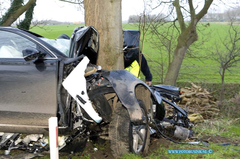 16020211.jpg - GRAVENDEEL 02 FEBRUARI 2016 Bij een eenzijdig ongeval op de strijsendijk is een auto met hoge snelheid uit de bocht gevlogen en op een boom geklap. de bestuurder zat bekneld in zijn totaal vernielde Audi. De Brandweer moest het slachtoffer uit zijn uto knippen en het Ambulance en Trauma helikopter mederwerkers probeerde het leven van het slachtoffer te redden. De weg is afgesloten geweest voor het verkeer, de technische ongevallen dienst van de politie stelt een onderzoek in naar de toedracht van het ongeval.Deze digitale foto blijft eigendom van FOTOPERSBURO BUSINK. Wij hanteren de voorwaarden van het N.V.F. en N.V.J. Gebruik van deze foto impliceert dat u bekend bent  en akkoord gaat met deze voorwaarden bij publicatie.EB/ETIENNE BUSINK