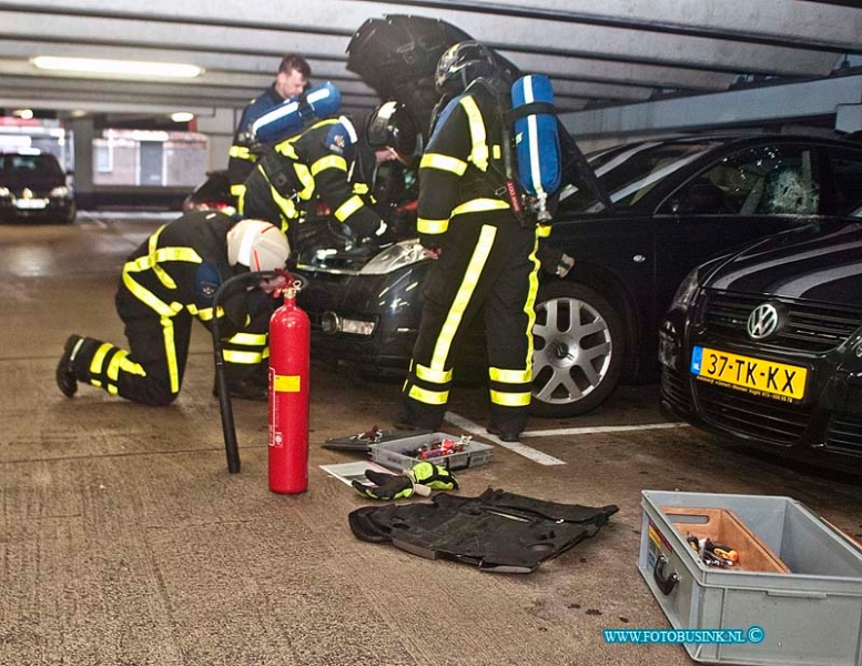 160204537.jpg - DORDRECHT - Op donderdag 4 februari 2016 werd de brandweer van Dordrecht opgeroepen voor een auto in brand in de parkeergarage Drievindenhof in Dordrecht.In de parkeergarage stond een auto geparkeerd waar voorbijgangers rook uit zagen komen.Ze waarschuwde de portier die belde hierop de brandweer.Toen de brandweer er was hebben de brandweerlieden een raam van de auto ingeslagen om zo de motorkap van de auto te openen.Ze konden niet echt ontdekken waardoor de rook ontstond.De brandweer vond het verder niet gevaarlijk en gingen weer terug.De politie heeft met de eigenaar gebeld om de boel verder af te handelen.Deze digitale foto blijft eigendom van FOTOPERSBURO BUSINK. Wij hanteren de voorwaarden van het N.V.F. en N.V.J. Gebruik van deze foto impliceert dat u bekend bent  en akkoord gaat met deze voorwaarden bij publicatie.EB/ETIENNE BUSINK