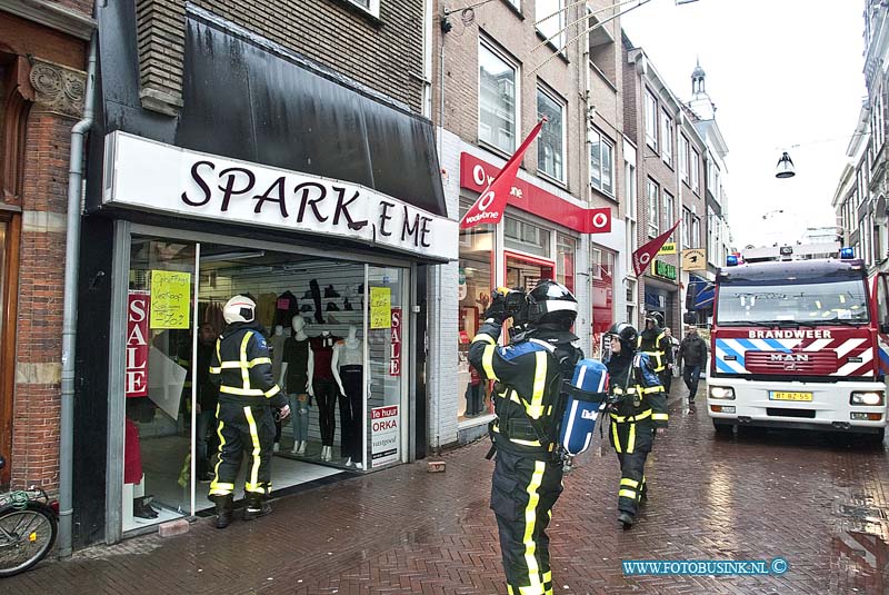 160204659.jpg - DORDRECHT - Op donderdag 4 februari 2016 werd de brandweer van Dordrecht opgeroepen voor een brand in een winkelpand gelegen aan de Voorstraat in Dordrecht.Er kwam uit een reclameverlichtingsbord een kortsluitingsgeur.De brandweer is op onderzoek gegaan en heeft de boel veilig gestelt.Deze digitale foto blijft eigendom van FOTOPERSBURO BUSINK. Wij hanteren de voorwaarden van het N.V.F. en N.V.J. Gebruik van deze foto impliceert dat u bekend bent  en akkoord gaat met deze voorwaarden bij publicatie.EB/ETIENNE BUSINK