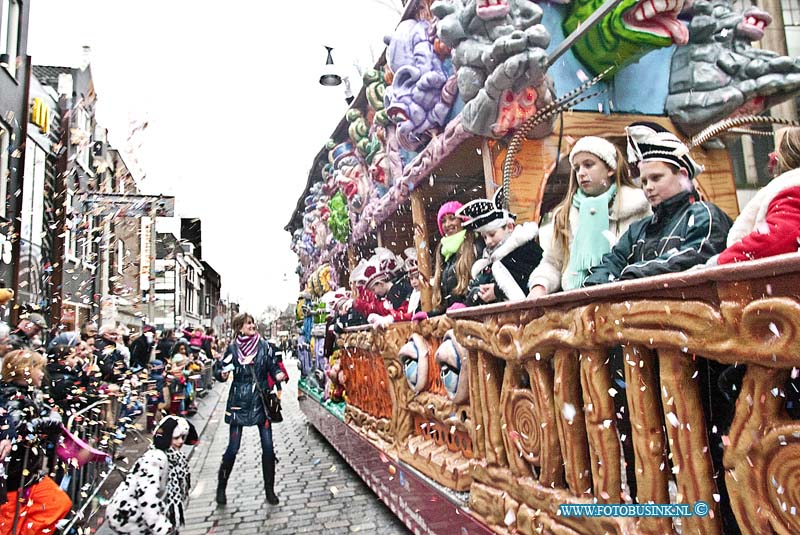 160206574.jpg - Dordrecht - Op zaterdag 6 februari 2016 was het een groot carnavalsfeest in de binnnenstad van Dordrecht.Diverse versierde wagens waren er tijdens de optocht te zien.De organisatie had regels opgesteld dat je geen aanstotende teksten mocht hebben.Twee I.S strijders op een brommer hadden daarom een aangepaste tekst neer gezet.Deze digitale foto blijft eigendom van FOTOPERSBURO BUSINK. Wij hanteren de voorwaarden van het N.V.F. en N.V.J. Gebruik van deze foto impliceert dat u bekend bent  en akkoord gaat met deze voorwaarden bij publicatie.EB/ETIENNE BUSINK