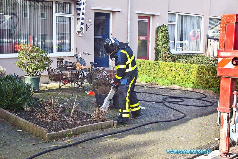 160207513.jpg - DORDRECHT - Op zondag 7 februari 2016 werd de brandweer van Dordrecht opgeroepen voor een zolderbrand in een woning aan de Van Conventstraat in Dordrecht.Diversen hulpdiensten de Brandweer met diverse voertuigen , een aantal politie eenheden en een ambulance.De bewoners konden op tijd het pand verlaten maar een bewoners moest voor rook in teademen na gekeken worden door het ambulancepersoneel.De brandweer kon door snel ingrijpen erger voorkomen en gaf snel het sein brandmeesterDoor de brand is er in de woning aardig wat schade ontstaan Salvage kwam hiervoor om de bewoners te ondersteunen.Deze digitale foto blijft eigendom van FOTOPERSBURO BUSINK. Wij hanteren de voorwaarden van het N.V.F. en N.V.J. Gebruik van deze foto impliceert dat u bekend bent  en akkoord gaat met deze voorwaarden bij publicatie.EB/ETIENNE BUSINK