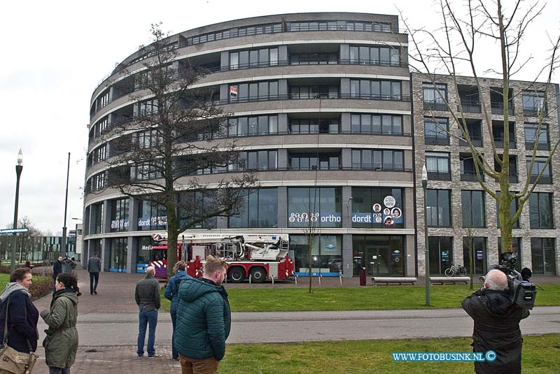 160220593.jpg - DORDRECHT - Op zaterdag 20 februari 2016 werd de brandweer van Dordrecht opgeroepen voor een binnenbrand in een appartementencomplex aan de Leerparkpromonade in Dordrecht.De brandweer die om de hoek zit was enorm snel ter plaatse en kon snel ingrijpen.Het bleek te gaan om een brand op een balkon water er in de brand gestaan heeft is onbekend.De brandweer heeft met een touw de spuitslang naar boven getrokken om na te blussen.Deze digitale foto blijft eigendom van FOTOPERSBURO BUSINK. Wij hanteren de voorwaarden van het N.V.F. en N.V.J. Gebruik van deze foto impliceert dat u bekend bent  en akkoord gaat met deze voorwaarden bij publicatie.EB/ETIENNE BUSINK