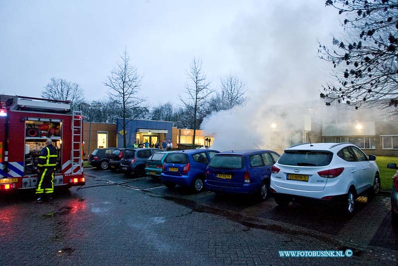 160222502.jpg - DORDRECHT - Op maandag 22 februari 2016 heeft er op de Minnaertweg in Dordrecht op de parkeerplaats  bij het verzorgingshuis De Sterrenlanden in Dordrecht een auto in de brand gestaan.De auto was aan het stotteren toen de auto aan het rijden was de moror sloeg af dus hebben ze de hadden in een parkeervak zezet toen de auto in eens begon te roken.De toegesnelde brandweer bluste de brand.De auto kan als verloren worden beschouwd en is door een berger weg gesleept.NOVUM COPYRIGHT ETIENNE BUSINK