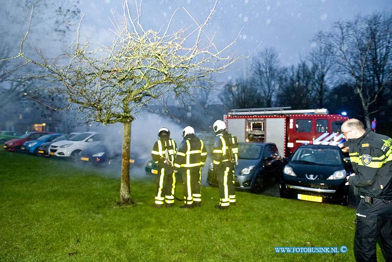 160222506.jpg - DORDRECHT - Op maandag 22 februari 2016 heeft er op de Minnaertweg in Dordrecht op de parkeerplaats  bij het verzorgingshuis De Sterrenlanden in Dordrecht een auto in de brand gestaan.De auto was aan het stotteren toen de auto aan het rijden was de moror sloeg af dus hebben ze de hadden in een parkeervak zezet toen de auto in eens begon te roken.De toegesnelde brandweer bluste de brand.De auto kan als verloren worden beschouwd en is door een berger weg gesleept.NOVUM COPYRIGHT ETIENNE BUSINK