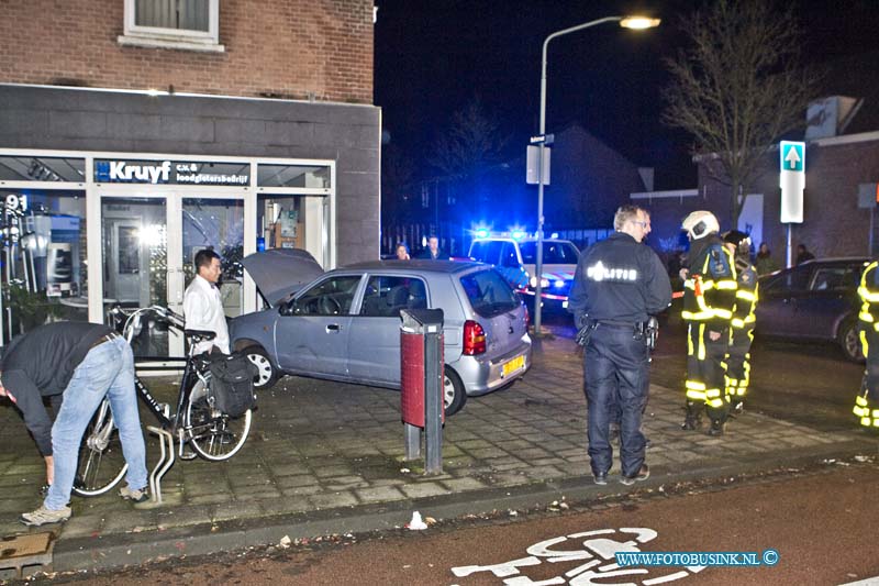 15010718.jpg - FOTOOPDRACHT:Dordrecht:07-01-2015:Woensdagavond reed een Auto tegen een gevel van een winkel op de kruising Riouwstraat / Reeweg Oost na een aanrijding met een andere auto. De Ambuance en Brandweer en Politie zijn ter plaatse, inzittende(n) zijn uit het voertuig gehaald en worden behandeld.Deze digitale foto blijft eigendom van FOTOPERSBURO BUSINK. Wij hanteren de voorwaarden van het N.V.F. en N.V.J. Gebruik van deze foto impliceert dat u bekend bent  en akkoord gaat met deze voorwaarden bij publicatie.EB/ETIENNE BUSINK