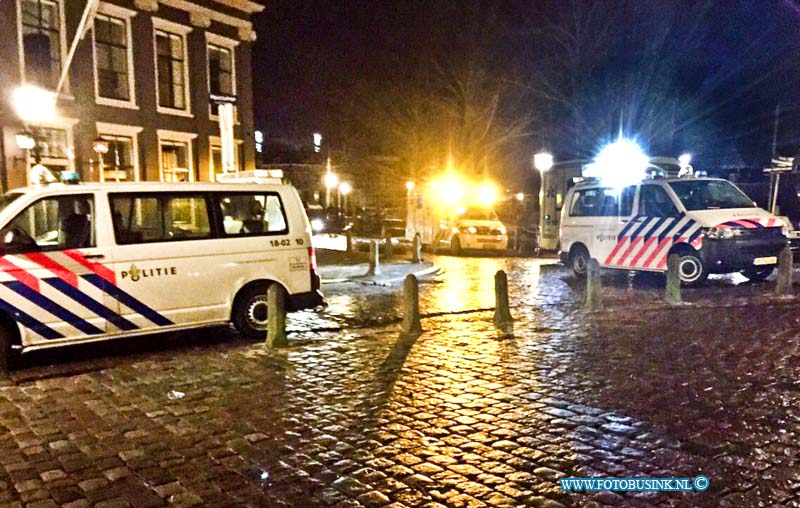 15013102.jpg - Dordrecht : 31-01-2015De politie kreeg vanmorgen vroeg een melding van een steekpartij op de Lange Gelderse kade in Dordrecht.Diverse hulpdiensten kwamen terplaatsen.Toen de hulpdiensten terplaatse waren bleek het gaan om een vechtpartij waarbij een slachtoffer flinke verwondingen had aan zijn gezicht.De politie is meteen een onderzoek begonnen door onder andere camera beelden te bekijken en getuigen te horen er was vanmorgen nog geen dader aangehoudenHet slachtoffer is met spoed naar een ziekenhuis vervoerdDeze digitale foto blijft eigendom van FOTOPERSBURO BUSINK. Wij hanteren de voorwaarden van het N.V.F. en N.V.J. Gebruik van deze foto impliceert dat u bekend bent  en akkoord gaat met deze voorwaarden bij publicatie.EB/ETIENNE BUSINK
