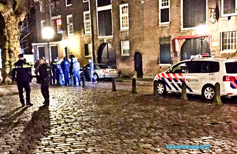 15013103.jpg - Dordrecht : 31-01-2015De politie kreeg vanmorgen vroeg een melding van een steekpartij op de Lange Gelderse kade in Dordrecht.Diverse hulpdiensten kwamen terplaatsen.Toen de hulpdiensten terplaatse waren bleek het gaan om een vechtpartij waarbij een slachtoffer flinke verwondingen had aan zijn gezicht.De politie is meteen een onderzoek begonnen door onder andere camera beelden te bekijken en getuigen te horen er was vanmorgen nog geen dader aangehoudenHet slachtoffer is met spoed naar een ziekenhuis vervoerdDeze digitale foto blijft eigendom van FOTOPERSBURO BUSINK. Wij hanteren de voorwaarden van het N.V.F. en N.V.J. Gebruik van deze foto impliceert dat u bekend bent  en akkoord gaat met deze voorwaarden bij publicatie.EB/ETIENNE BUSINK