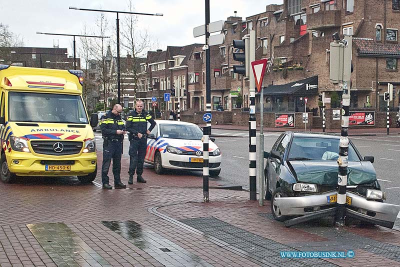 160104501.jpg - DORDRECHT - Op maandag 4 januari 2016 heeft een bestuurder van een auto op het stationsplein in Dordrecht een flinke klap gemaakt tegen een verkeerslicht.De auto raakte hierbij zwaar beschadigd en de bestuurder van de auto is mee naar het ziekhuis gegaan omdat hij last had van zijn nek.Hoe het ongeluk kon gebeuren is onbekend de auto kwam vanaf de binnenstad richting het station Dordrecht rijden en klapte in de bocht tegen een verkeerslicht.De auto is door een berger weg getakeld.Deze digitale foto blijft eigendom van FOTOPERSBURO BUSINK. Wij hanteren de voorwaarden van het N.V.F. en N.V.J. Gebruik van deze foto impliceert dat u bekend bent  en akkoord gaat met deze voorwaarden bij publicatie.EB/ETIENNE BUSINK