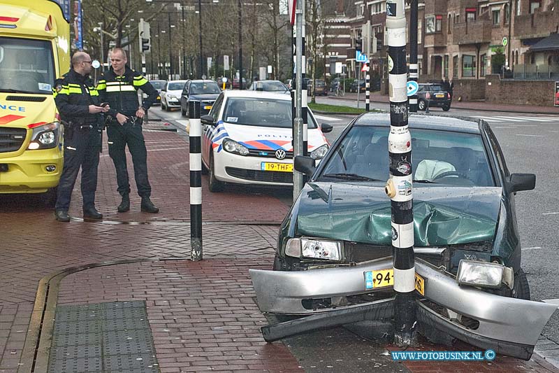 160104504.jpg - DORDRECHT - Op maandag 4 januari 2016 heeft een bestuurder van een auto op het stationsplein in Dordrecht een flinke klap gemaakt tegen een verkeerslicht.De auto raakte hierbij zwaar beschadigd en de bestuurder van de auto is mee naar het ziekhuis gegaan omdat hij last had van zijn nek.Hoe het ongeluk kon gebeuren is onbekend de auto kwam vanaf de binnenstad richting het station Dordrecht rijden en klapte in de bocht tegen een verkeerslicht.De auto is door een berger weg getakeld.Deze digitale foto blijft eigendom van FOTOPERSBURO BUSINK. Wij hanteren de voorwaarden van het N.V.F. en N.V.J. Gebruik van deze foto impliceert dat u bekend bent  en akkoord gaat met deze voorwaarden bij publicatie.EB/ETIENNE BUSINK