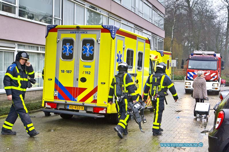 16010601.jpg - DORDRECHT  06 Januari 2016 Heden ochtend is op de Talmaweg in de Zephyr flat, een bewoner gewond geraakt, door dat er een pan met hete vloeistof die op het vuur stond te blussen.  Tijdens het proberen te blussen van de pan is er hete vloeistof over de persoon heen is gekomen. De 2 opgeroepen Ambulances hebben de gewonde persoon naar een ziekenhuis vervoerd. De brandweer hiep de Ambulance medewerkers, en de woning te ontluchten met een ventilator. Deze digitale foto blijft eigendom van FOTOPERSBURO BUSINK. Wij hanteren de voorwaarden van het N.V.F. en N.V.J. Gebruik van deze foto impliceert dat u bekend bent  en akkoord gaat met deze voorwaarden bij publicatie.EB/ETIENNE BUSINK