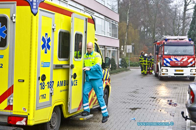 16010604.jpg - DORDRECHT  06 Januari 2016 Heden ochtend is op de Talmaweg in de Zephyr flat, een bewoner gewond geraakt, door dat er een pan met hete vloeistof die op het vuur stond te blussen.  Tijdens het proberen te blussen van de pan is er hete vloeistof over de persoon heen is gekomen. De 2 opgeroepen Ambulances hebben de gewonde persoon naar een ziekenhuis vervoerd. De brandweer hiep de Ambulance medewerkers, en de woning te ontluchten met een ventilator. Deze digitale foto blijft eigendom van FOTOPERSBURO BUSINK. Wij hanteren de voorwaarden van het N.V.F. en N.V.J. Gebruik van deze foto impliceert dat u bekend bent  en akkoord gaat met deze voorwaarden bij publicatie.EB/ETIENNE BUSINK