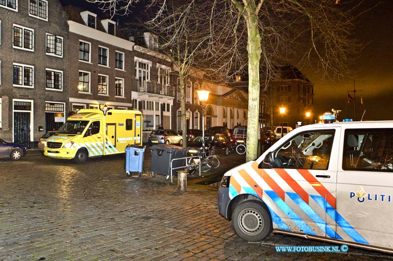 16010701.jpg - DORDRECHT 07 Januari 2016 Vanmorgen rond 7 uur is een persoon gewond geraakt bij een ongeval in een woning aan de Korte Kalkhaven in het centrum van Dordrecht. De persoon raakt betrokken bij een instorting/bedelving in de woning. De hulpdiensten spoede naar het ongeval, de Ambulance mederwerkers namen het gewonde persoon mee naar en ziekenhuis.Deze digitale foto blijft eigendom van FOTOPERSBURO BUSINK. Wij hanteren de voorwaarden van het N.V.F. en N.V.J. Gebruik van deze foto impliceert dat u bekend bent  en akkoord gaat met deze voorwaarden bij publicatie.EB/ETIENNE BUSINK