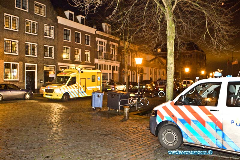 16010702.jpg - DORDRECHT 07 Januari 2016 Vanmorgen rond 7 uur is een persoon gewond geraakt bij een ongeval in een woning aan de Korte Kalkhaven in het centrum van Dordrecht. De persoon raakt betrokken bij een instorting/bedelving in de woning. De hulpdiensten spoede naar het ongeval, de Ambulance mederwerkers namen het gewonde persoon mee naar en ziekenhuis.Deze digitale foto blijft eigendom van FOTOPERSBURO BUSINK. Wij hanteren de voorwaarden van het N.V.F. en N.V.J. Gebruik van deze foto impliceert dat u bekend bent  en akkoord gaat met deze voorwaarden bij publicatie.EB/ETIENNE BUSINK