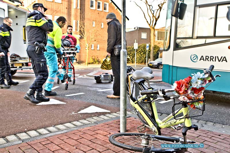16011803.jpg - DORDRECHT 18-01-2016 Bij een aanrijding tussen een stadsbus en fietser op de Dubbeldamseweg Noord is een vrouw zwaar gewond geraakt. De Ambulance en Trauma helikopter medewerkers verzorgende de zwaar gewonde vrouw om naar een ziekenhuis te brengen.  De bus en de fietser hadden elkaar niet gezien op de rotonde en raakte elkaar, de fiets raakte zwaar beschadigd. De politie stelt een onderzoek in naar de toedracht van het ongeval.  Deze digitale foto blijft eigendom van FOTOPERSBURO BUSINK. Wij hanteren de voorwaarden van het N.V.F. en N.V.J. Gebruik van deze foto impliceert dat u bekend bent  en akkoord gaat met deze voorwaarden bij publicatie.EB/ETIENNE BUSINK