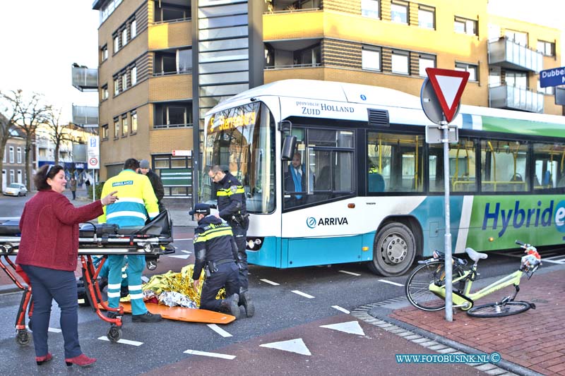 16011808.jpg - DORDRECHT 18-01-2016 Bij een aanrijding tussen een stadsbus en fietser op de Dubbeldamseweg Noord is een vrouw zwaar gewond geraakt. De Ambulance en Trauma helikopter medewerkers verzorgende de zwaar gewonde vrouw om naar een ziekenhuis te brengen.  De bus en de fietser hadden elkaar niet gezien op de rotonde en raakte elkaar, de fiets raakte zwaar beschadigd. De politie stelt een onderzoek in naar de toedracht van het ongeval.  Deze digitale foto blijft eigendom van FOTOPERSBURO BUSINK. Wij hanteren de voorwaarden van het N.V.F. en N.V.J. Gebruik van deze foto impliceert dat u bekend bent  en akkoord gaat met deze voorwaarden bij publicatie.EB/ETIENNE BUSINK