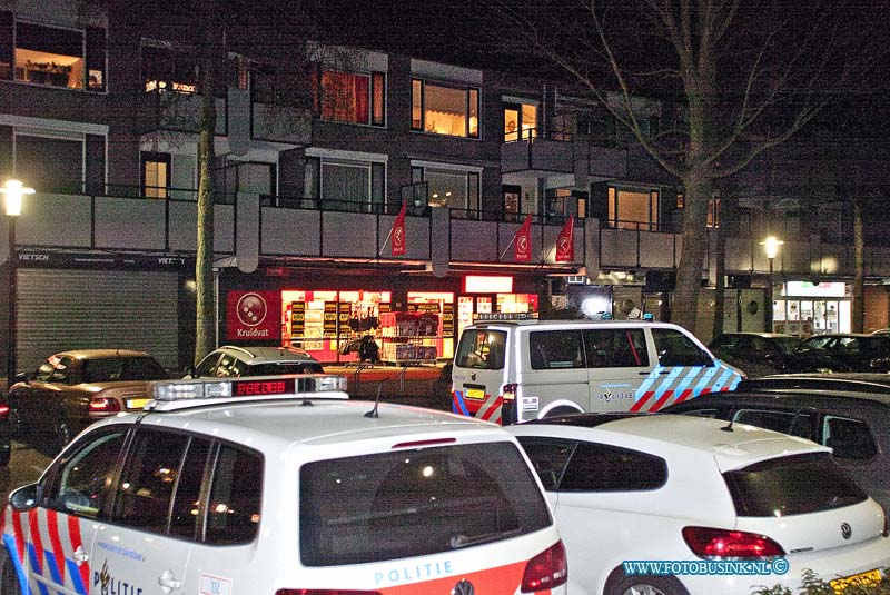 160118502.jpg - Dordrecht - Op maandag 18 januari 2016 heeft er weer een overval op een winkel in Dordrecht plaats gevonden.Voor de tweede keer deze week is er een filiaal van Kruitvat overvallen ,vorige week was het raak op het Admiraalsplein in Dordrecht in de wijk Wielwijk.Deze keer was het raak op het pearl buck erf  in de wijk stadspolders.Tegen sluitingstiijd werd de kruitvat overvallen.De politie is een onderzoek gestart.De afgelopen weken is het flink raak met overvallen in Dordrecht.Verschillende winkelketens in Dordrecht zijn afgelopen weken overvallen.:Deze digitale foto blijft eigendom van FOTOPERSBURO BUSINK. Wij hanteren de voorwaarden van het N.V.F. en N.V.J. Gebruik van deze foto impliceert dat u bekend bent  en akkoord gaat met deze voorwaarden bij publicatie.EB/ETIENNE BUSINK