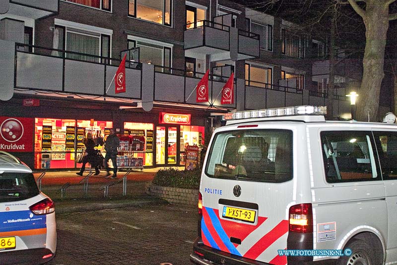 160118507.jpg - Dordrecht - Op maandag 18 januari 2016 heeft er weer een overval op een winkel in Dordrecht plaats gevonden.Voor de tweede keer deze week is er een filiaal van Kruitvat overvallen ,vorige week was het raak op het Admiraalsplein in Dordrecht in de wijk Wielwijk.Deze keer was het raak op het pearl buck erf  in de wijk stadspolders.Tegen sluitingstiijd werd de kruitvat overvallen.De politie is een onderzoek gestart.De afgelopen weken is het flink raak met overvallen in Dordrecht.Verschillende winkelketens in Dordrecht zijn afgelopen weken overvallen.:Deze digitale foto blijft eigendom van FOTOPERSBURO BUSINK. Wij hanteren de voorwaarden van het N.V.F. en N.V.J. Gebruik van deze foto impliceert dat u bekend bent  en akkoord gaat met deze voorwaarden bij publicatie.EB/ETIENNE BUSINK