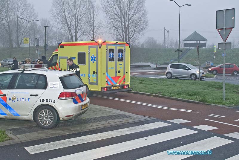 160121508.jpg - Dordrecht - De gladheid op donderdag 21 januari 2016 voornamelijk op de binnenwegen van Dordrecht zorgde dat er veel fietsers uitgleden en hard ten val kwamen.Een aantal fietsers kwamen zo hard ten val dat ze mee moesten naar het ziekenhuis.De politie heeft de hele ochtend al hun handen vol aan ongevallen.Deze digitale foto blijft eigendom van FOTOPERSBURO BUSINK. Wij hanteren de voorwaarden van het N.V.F. en N.V.J. Gebruik van deze foto impliceert dat u bekend bent  en akkoord gaat met deze voorwaarden bij publicatie.EB/ETIENNE BUSINK
