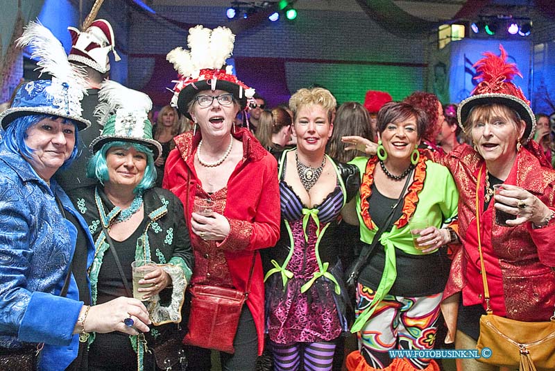 160123577.jpg - DORDRECHT - Op zaterdagavond 23 januari 2016 werd er bij sportclub DFC aan de Reeweg in Dordrecht een Nar Veure bal in Moulin Rouge sfeer gehouden.Diverssen capelle en live zangers waren er aanwezig om er een groot feest van te maken.Het  bal werd druk bezocht en was weer een enorm succes en een groot feest.Deze digitale foto blijft eigendom van FOTOPERSBURO BUSINK. Wij hanteren de voorwaarden van het N.V.F. en N.V.J. Gebruik van deze foto impliceert dat u bekend bent  en akkoord gaat met deze voorwaarden bij publicatie.EB/ETIENNE BUSINK