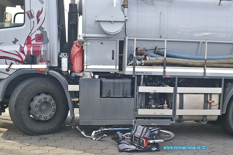 160126642.jpg - Zwijndrecht - Op dinsdag 26 januari 2016 is een vrouw gewond geraakt op de Europaweg in Zwijndrecht toen ze werd geschept door een vrachtauto.De vrachtwagen een puttenzuiger had de vrouw op haar fiets niet gezien en schepte de vrouw.De fiets die onder de vrachtwagen kwam raakte zwaar beschadigd.De gewonde vrouw is met verwondingen aan haar been en gezicht naar een ziekenhuis gebracht.Deze digitale foto blijft eigendom van FOTOPERSBURO BUSINK. Wij hanteren de voorwaarden van het N.V.F. en N.V.J. Gebruik van deze foto impliceert dat u bekend bent  en akkoord gaat met deze voorwaarden bij publicatie.EB/ETIENNE BUSINK