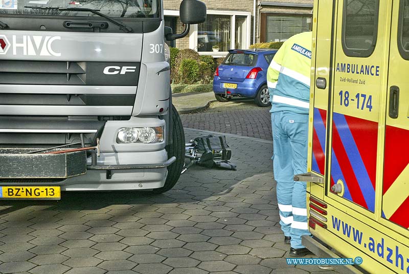 160126648.jpg - Zwijndrecht - Op dinsdag 26 januari 2016 is een vrouw gewond geraakt op de Europaweg in Zwijndrecht toen ze werd geschept door een vrachtauto.De vrachtwagen een puttenzuiger had de vrouw op haar fiets niet gezien en schepte de vrouw.De fiets die onder de vrachtwagen kwam raakte zwaar beschadigd.De gewonde vrouw is met verwondingen aan haar been en gezicht naar een ziekenhuis gebracht.Deze digitale foto blijft eigendom van FOTOPERSBURO BUSINK. Wij hanteren de voorwaarden van het N.V.F. en N.V.J. Gebruik van deze foto impliceert dat u bekend bent  en akkoord gaat met deze voorwaarden bij publicatie.EB/ETIENNE BUSINK
