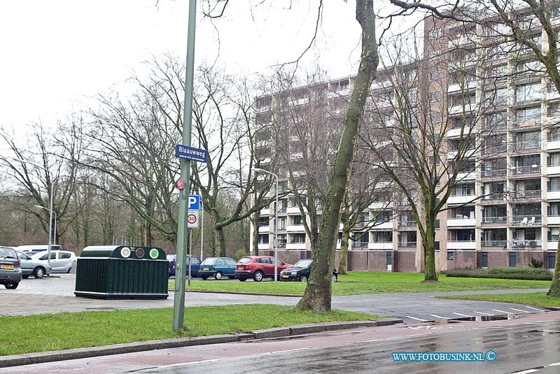 160130503.jpg - DORDRECHT - De politie in Dordrecht heeft op Vrijdagavond 29 januari 2016  6 jongeren (leeftijd 14 -17 jaar oud) van de overlastgevende groep uit de wijk Sterrenburg aangehouden op verdenking van openlijke geweldpleging, bedreiging (online en offline), diefstal met geweld, verspreiden van kinderporno (sexting) en mishandeling.De jongeren werden aangehouden op de Blaauweg en tegelijkertijd op andere plaatsen in Dordrecht.De politie doet een oproep aan personen of jongeren in de omgeving die ook slachtoffer zouden kunnen zijn van deze groep en om zich dan te melden bij de politie.Deze digitale foto blijft eigendom van FOTOPERSBURO BUSINK. Wij hanteren de voorwaarden van het N.V.F. en N.V.J. Gebruik van deze foto impliceert dat u bekend bent  en akkoord gaat met deze voorwaarden bij publicatie.EB/ETIENNE BUSINK