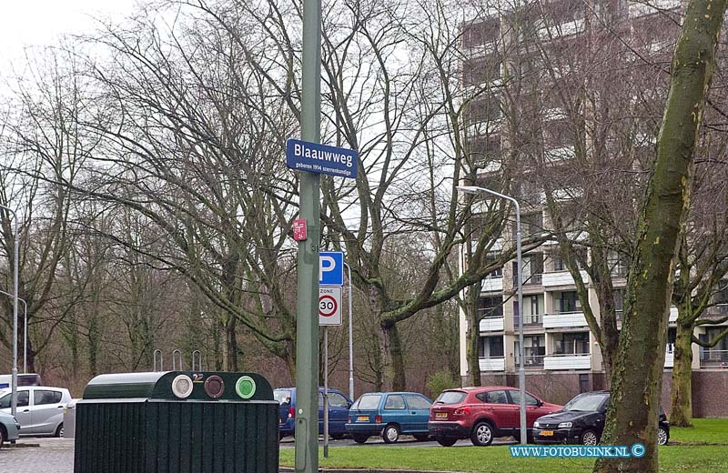 160130505.jpg - DORDRECHT - De politie in Dordrecht heeft op Vrijdagavond 29 januari 2016  6 jongeren (leeftijd 14 -17 jaar oud) van de overlastgevende groep uit de wijk Sterrenburg aangehouden op verdenking van openlijke geweldpleging, bedreiging (online en offline), diefstal met geweld, verspreiden van kinderporno (sexting) en mishandeling.De jongeren werden aangehouden op de Blaauweg en tegelijkertijd op andere plaatsen in Dordrecht.De politie doet een oproep aan personen of jongeren in de omgeving die ook slachtoffer zouden kunnen zijn van deze groep en om zich dan te melden bij de politie.Deze digitale foto blijft eigendom van FOTOPERSBURO BUSINK. Wij hanteren de voorwaarden van het N.V.F. en N.V.J. Gebruik van deze foto impliceert dat u bekend bent  en akkoord gaat met deze voorwaarden bij publicatie.EB/ETIENNE BUSINK