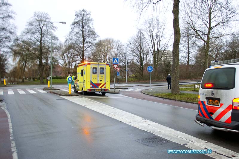 170104502.jpg - DORDRECHT - Op woensdagmorgen 4 januari 2017 is er op de kruising Blaauwweg-Galileilaan in Dordrecht een fietser aangereden door een personenauto.De fietser kwam eerst op de motorkap van de auto en viel vervolgens op de grond.De bestuurster van de personenauto werkt in de zorg en ontfermde zich gelijk over de 70-jarige fietser.Gelukkig had de fietser maar kleine verwondingen en de fietser wilde door fietser.De bestuurster van de personenauto was het daar niet mee eens want ondanks dat de verwondingen mee vielen wilde ze toch ook vanwege de leeftijd dat een medewerker van de ambulance naar de 70-jarige man keek.De medewerkers van de ambulancedienst hebben de man nagekeken en de verwondingen bleken mee te vallen.Na van de schrik te zijn bekomen konden alle partijen hun weg weer vervolgen.De kruising van de Blaauwweg en de Galileilaan in Dordrecht staat bekend om zijn ongevallen.Een omstander vertelde dat hier elke week wel een aanrijding plaats vind en dan voornamelijk met mensen op de fiets.:Deze digitale foto blijft eigendom van FOTOPERSBURO BUSINK. Wij hanteren de voorwaarden van het N.V.F. en N.V.J. Gebruik van deze foto impliceert dat u bekend bent  en akkoord gaat met deze voorwaarden bij publicatie.EB/ETIENNE BUSINK