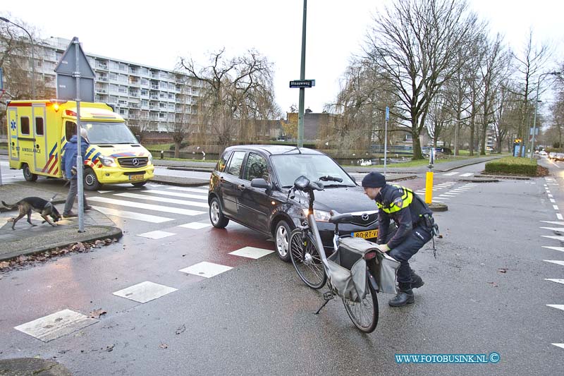 170104512.jpg - DORDRECHT - Op woensdagmorgen 4 januari 2017 is er op de kruising Blaauwweg-Galileilaan in Dordrecht een fietser aangereden door een personenauto.De fietser kwam eerst op de motorkap van de auto en viel vervolgens op de grond.De bestuurster van de personenauto werkt in de zorg en ontfermde zich gelijk over de 70-jarige fietser.Gelukkig had de fietser maar kleine verwondingen en de fietser wilde door fietser.De bestuurster van de personenauto was het daar niet mee eens want ondanks dat de verwondingen mee vielen wilde ze toch ook vanwege de leeftijd dat een medewerker van de ambulance naar de 70-jarige man keek.De medewerkers van de ambulancedienst hebben de man nagekeken en de verwondingen bleken mee te vallen.Na van de schrik te zijn bekomen konden alle partijen hun weg weer vervolgen.De kruising van de Blaauwweg en de Galileilaan in Dordrecht staat bekend om zijn ongevallen.Een omstander vertelde dat hier elke week wel een aanrijding plaats vind en dan voornamelijk met mensen op de fiets.:Deze digitale foto blijft eigendom van FOTOPERSBURO BUSINK. Wij hanteren de voorwaarden van het N.V.F. en N.V.J. Gebruik van deze foto impliceert dat u bekend bent  en akkoord gaat met deze voorwaarden bij publicatie.EB/ETIENNE BUSINK