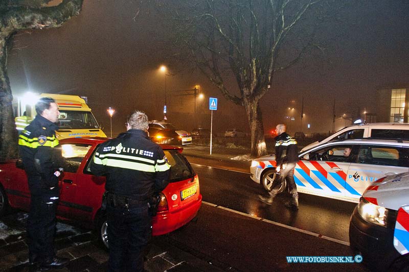170107554.jpg - DORDRECHT  Op zaterdagavond 7 januari 2017 is er op de Spuiweg in Dordrecht een man met zijn personenauto tegen een boom aangereden.Diversen hulpdiensten waaronder de politie , de ambulancedienst en ook de brandweer werden voor dit ongeval opgeroepen.De brandweer kwam naar het ongeval toe om dat de bestuurder van de personenauto mogelijk bekneld zat in zijn voertuig.Volgens een getuigen was de bestuurder na de klap tegen de boom even buiten westen.De bestuurder is door de medewerkers van de ambulancedienst nagekeken maar markeerde gelukkig verder niks.Een berger heeft de auto afgesleept.Hoe of waarom de bestuurder tegen de boom is gereden is onbekend.Deze digitale foto blijft eigendom van FOTOPERSBURO BUSINK. Wij hanteren de voorwaarden van het N.V.F. en N.V.J. Gebruik van deze foto impliceert dat u bekend bent  en akkoord gaat met deze voorwaarden bij publicatie.EB/ETIENNE BUSINK