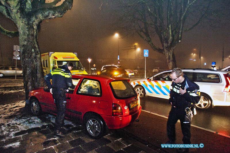 170107556.jpg - DORDRECHT  Op zaterdagavond 7 januari 2017 is er op de Spuiweg in Dordrecht een man met zijn personenauto tegen een boom aangereden.Diversen hulpdiensten waaronder de politie , de ambulancedienst en ook de brandweer werden voor dit ongeval opgeroepen.De brandweer kwam naar het ongeval toe om dat de bestuurder van de personenauto mogelijk bekneld zat in zijn voertuig.Volgens een getuigen was de bestuurder na de klap tegen de boom even buiten westen.De bestuurder is door de medewerkers van de ambulancedienst nagekeken maar markeerde gelukkig verder niks.Een berger heeft de auto afgesleept.Hoe of waarom de bestuurder tegen de boom is gereden is onbekend.Deze digitale foto blijft eigendom van FOTOPERSBURO BUSINK. Wij hanteren de voorwaarden van het N.V.F. en N.V.J. Gebruik van deze foto impliceert dat u bekend bent  en akkoord gaat met deze voorwaarden bij publicatie.EB/ETIENNE BUSINK