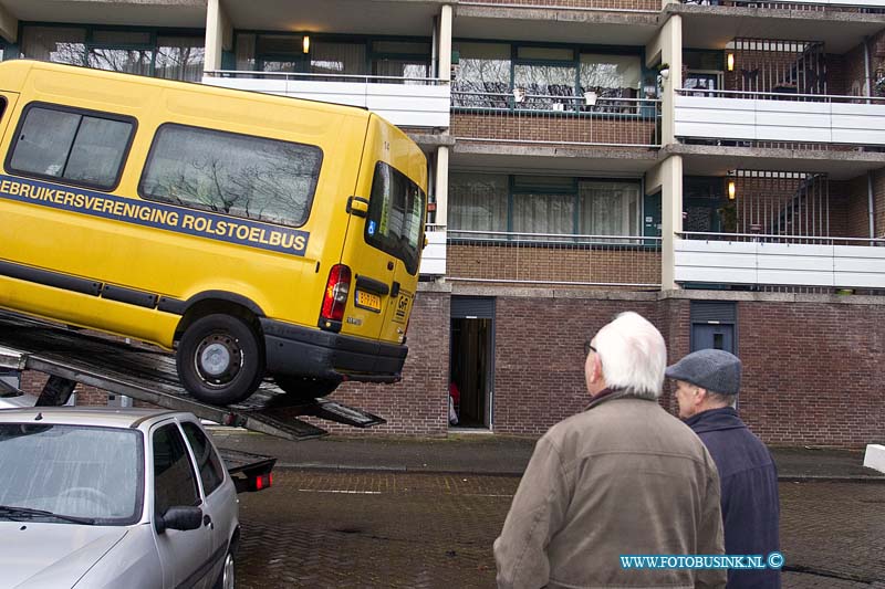 170110504.jpg - DORDRECHT - Op dinsdag 10 januari 2017 werden eindelijk de uitgebrande rolstoelbussen weggesleept 'onder het toeziend oog van chauffeurs en vrijwilligers van de GVR.Tien dag lang stonden de busjes op de parkeerplaats aan de Blaauwweg in Dordrecht.Een van de chauffeurs woont aan de Blaauwweg en werd de afgelopen tien dagen elke dag met het leed geconfronteerd wat er er op oudejaarsavond was gebeurd.Dat het zolang heeft geduurd lag aan de verzekering.Het kan nog wel een half jaar duren voor dat het nieuwe busje er is en het is aangepast.Ze gaan  proberen of de lift voor rolstoelen kan worden overgezet.De brand heeft een hoop boze reactie los gemaakt in de buurt en haalde zelfs het landelijke nieuws.Deze digitale foto blijft eigendom van FOTOPERSBURO BUSINK. Wij hanteren de voorwaarden van het N.V.F. en N.V.J. Gebruik van deze foto impliceert dat u bekend bent  en akkoord gaat met deze voorwaarden bij publicatie.EB/ETIENNE BUSINK