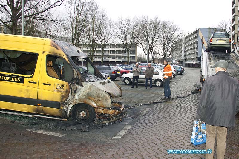 170110511.jpg - DORDRECHT - Op dinsdag 10 januari 2017 werden eindelijk de uitgebrande rolstoelbussen weggesleept 'onder het toeziend oog van chauffeurs en vrijwilligers van de GVR.Tien dag lang stonden de busjes op de parkeerplaats aan de Blaauwweg in Dordrecht.Een van de chauffeurs woont aan de Blaauwweg en werd de afgelopen tien dagen elke dag met het leed geconfronteerd wat er er op oudejaarsavond was gebeurd.Dat het zolang heeft geduurd lag aan de verzekering.Het kan nog wel een half jaar duren voor dat het nieuwe busje er is en het is aangepast.Ze gaan  proberen of de lift voor rolstoelen kan worden overgezet.De brand heeft een hoop boze reactie los gemaakt in de buurt en haalde zelfs het landelijke nieuws.Deze digitale foto blijft eigendom van FOTOPERSBURO BUSINK. Wij hanteren de voorwaarden van het N.V.F. en N.V.J. Gebruik van deze foto impliceert dat u bekend bent  en akkoord gaat met deze voorwaarden bij publicatie.EB/ETIENNE BUSINK