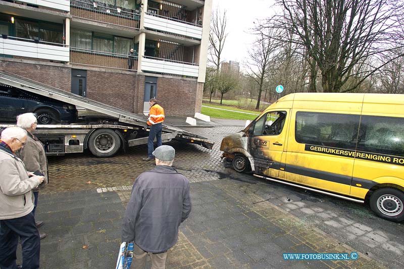 170110514.jpg - DORDRECHT - Op dinsdag 10 januari 2017 werden eindelijk de uitgebrande rolstoelbussen weggesleept 'onder het toeziend oog van chauffeurs en vrijwilligers van de GVR.Tien dag lang stonden de busjes op de parkeerplaats aan de Blaauwweg in Dordrecht.Een van de chauffeurs woont aan de Blaauwweg en werd de afgelopen tien dagen elke dag met het leed geconfronteerd wat er er op oudejaarsavond was gebeurd.Dat het zolang heeft geduurd lag aan de verzekering.Het kan nog wel een half jaar duren voor dat het nieuwe busje er is en het is aangepast.Ze gaan  proberen of de lift voor rolstoelen kan worden overgezet.De brand heeft een hoop boze reactie los gemaakt in de buurt en haalde zelfs het landelijke nieuws.Deze digitale foto blijft eigendom van FOTOPERSBURO BUSINK. Wij hanteren de voorwaarden van het N.V.F. en N.V.J. Gebruik van deze foto impliceert dat u bekend bent  en akkoord gaat met deze voorwaarden bij publicatie.EB/ETIENNE BUSINK