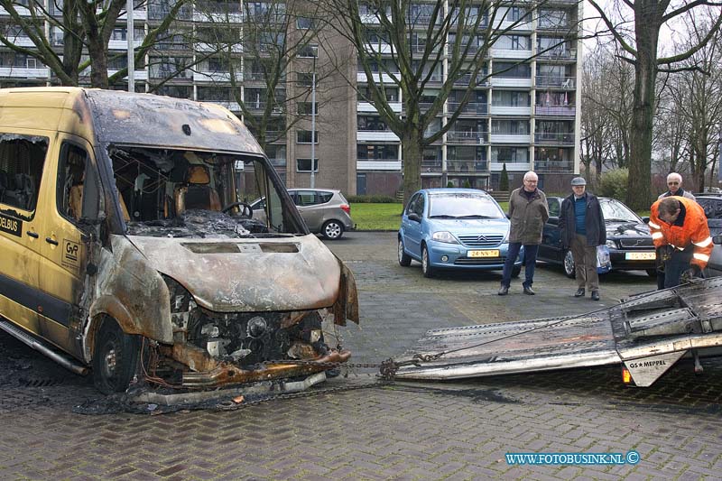 170110524.jpg - DORDRECHT - Op dinsdag 10 januari 2017 werden eindelijk de uitgebrande rolstoelbussen weggesleept 'onder het toeziend oog van chauffeurs en vrijwilligers van de GVR.Tien dag lang stonden de busjes op de parkeerplaats aan de Blaauwweg in Dordrecht.Een van de chauffeurs woont aan de Blaauwweg en werd de afgelopen tien dagen elke dag met het leed geconfronteerd wat er er op oudejaarsavond was gebeurd.Dat het zolang heeft geduurd lag aan de verzekering.Het kan nog wel een half jaar duren voor dat het nieuwe busje er is en het is aangepast.Ze gaan  proberen of de lift voor rolstoelen kan worden overgezet.De brand heeft een hoop boze reactie los gemaakt in de buurt en haalde zelfs het landelijke nieuws.Deze digitale foto blijft eigendom van FOTOPERSBURO BUSINK. Wij hanteren de voorwaarden van het N.V.F. en N.V.J. Gebruik van deze foto impliceert dat u bekend bent  en akkoord gaat met deze voorwaarden bij publicatie.EB/ETIENNE BUSINK
