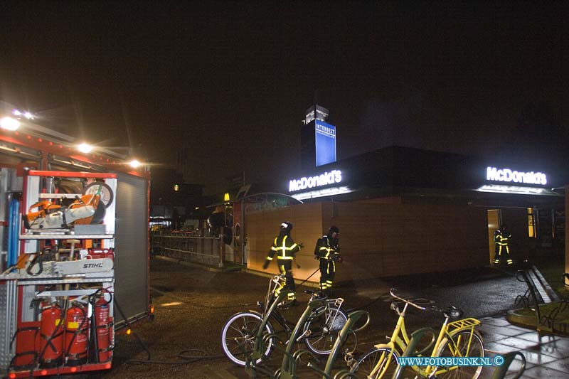 170111506.jpg - DORDRECHT - Op woensdag 11 januari 2017 werden de hulpdiensten van Dordrecht opgeroepen voor een binnenbrand in de Macdonalds locatie A16 in Dordrecht.Gelijk na de eerste brandmelding schaalde de brandweer op naar middelbrand.Een oven van in de brand gevlogen en het vuur was naar het plafon overgeslagen.Het naast gelegen hotel heeft een verdieping ontruimd vanweg de enorme rook overlast.Door snel ingrijpen van de brandweer is erger voorkomen.Deze digitale foto blijft eigendom van FOTOPERSBURO BUSINK. Wij hanteren de voorwaarden van het N.V.F. en N.V.J. Gebruik van deze foto impliceert dat u bekend bent  en akkoord gaat met deze voorwaarden bij publicatie.EB/ETIENNE BUSINK