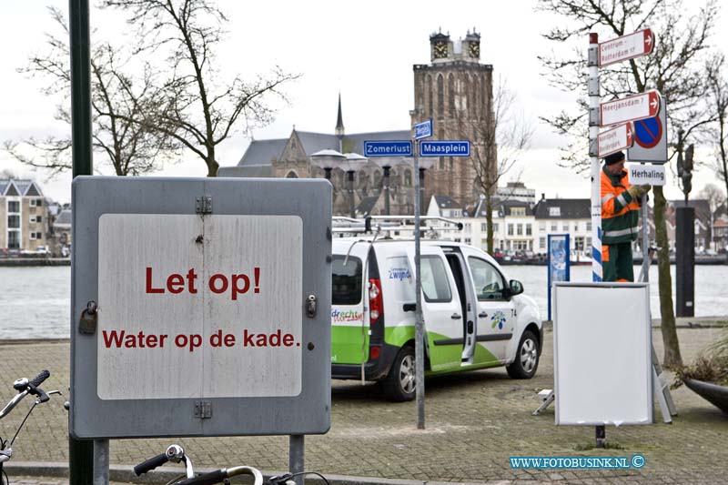 17011205.jpg - ZWIJNDRECHT:12-Januari-2017: Overal in Nederland worden maatregelen genomen. Dit alles vanwege twee opeenvolgende stormen en springtij waar Nederland de komende dagen mee te maken krijgt. Door het hoogwater als gevolg van de eerste winterstorm zijn de kades van een aantal havens langs de Oude Maas zoals hier in Zwijndrecht (Veerplein) voorzien van waarschuwingsborden. Ook in Dordrecht zou het water in de rivieren hoger dan gebruikelijk zijn. Dat zou tot enige wateroverlast kunnen leiden in het historisch havengebied.Deze digitale foto blijft eigendom van FOTOPERSBURO BUSINK. Wij hanteren de voorwaarden van het N.V.F. en N.V.J. Gebruik van deze foto impliceert dat u bekend bent  en akkoord gaat met deze voorwaarden bij publicatie.EB/ETIENNE BUSINK