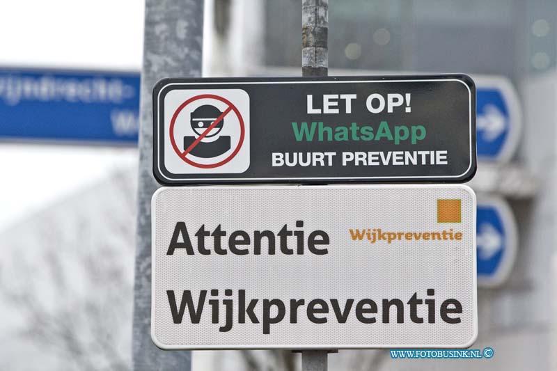 17011208.jpg - ZWIJNDRECHT:12-Januari-2017: Het nieuwste wapen tegen geweld en inbraken zijn de Buurt preventie WhatsApp. Diverse steden in Nederland hebben al zo'n  Buurt preventie WhatsApp en laten dat weten door middel van borden langs de wegen. (Brugweg)Deze digitale foto blijft eigendom van FOTOPERSBURO BUSINK. Wij hanteren de voorwaarden van het N.V.F. en N.V.J. Gebruik van deze foto impliceert dat u bekend bent  en akkoord gaat met deze voorwaarden bij publicatie.EB/ETIENNE BUSINK