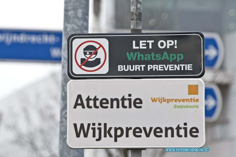 17011209.jpg - ZWIJNDRECHT:12-Januari-2017: Het nieuwste wapen tegen geweld en inbraken zijn de Buurt preventie WhatsApp. Diverse steden in Nederland hebben al zo'n  Buurt preventie WhatsApp en laten dat weten door middel van borden langs de wegen. (Brugweg)Deze digitale foto blijft eigendom van FOTOPERSBURO BUSINK. Wij hanteren de voorwaarden van het N.V.F. en N.V.J. Gebruik van deze foto impliceert dat u bekend bent  en akkoord gaat met deze voorwaarden bij publicatie.EB/ETIENNE BUSINK