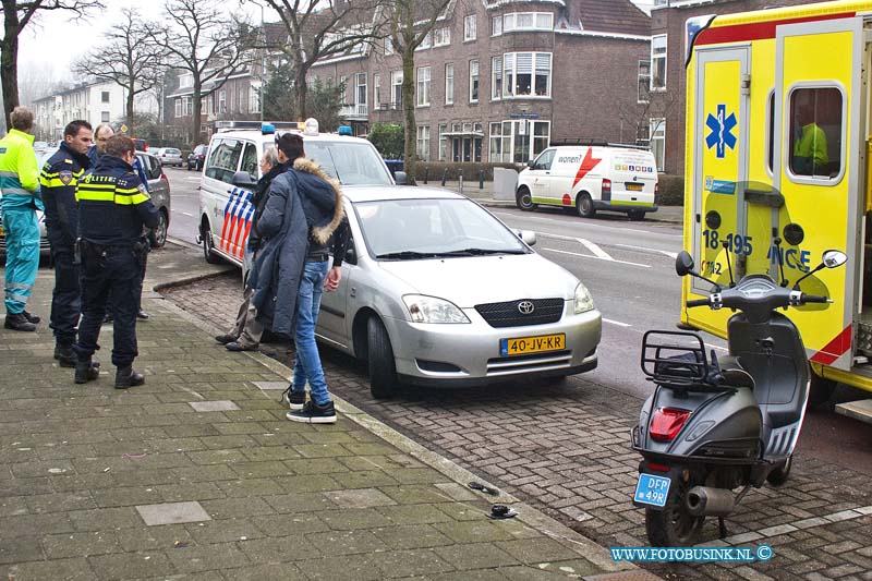 170116536.jpg - DORDRECHT - Op maandag 16 januari 2017 werd de ambulancedienst van Dordrecht opgeroepen voor een aanrijding letsel op de Krispijnseweg in Dordrecht.Een jongeman op een snorscooter was met een auto in botsing gekomen.Waarschijnlijk was de auto aan het parkeren en zag de jongeman op de scooter dat te laat.Gelukkig vielen de verwondingen van de jongeman mee en nadat hij was onderzocht door het ambulancepersoneel hoefde hij niet mee naar een ziekenhuis,Deze digitale foto blijft eigendom van FOTOPERSBURO BUSINK. Wij hanteren de voorwaarden van het N.V.F. en N.V.J. Gebruik van deze foto impliceert dat u bekend bent  en akkoord gaat met deze voorwaarden bij publicatie.EB/ETIENNE BUSINK