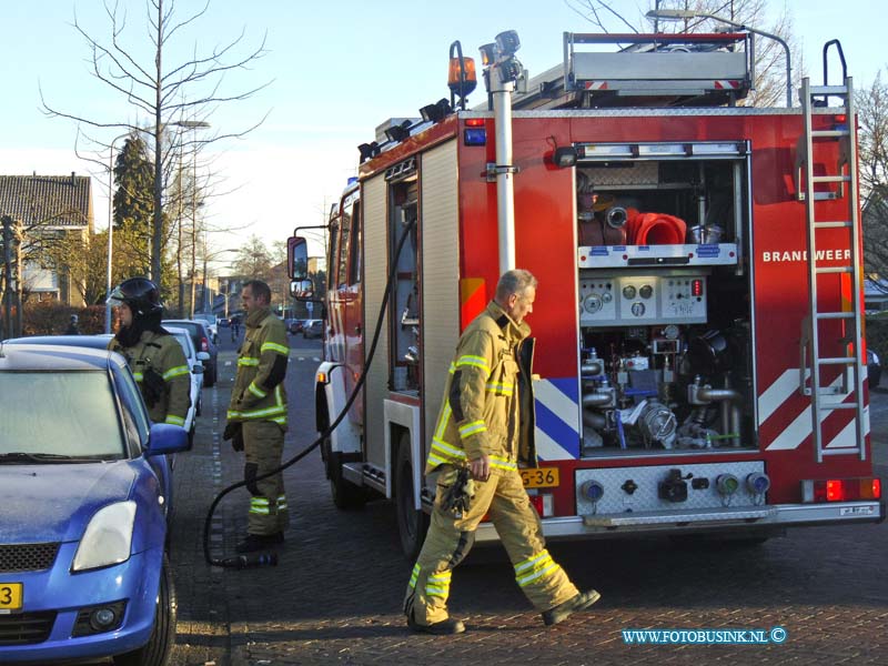 170120500.jpg - DORDRECHT - Op vrijdag 20 januari 2017 werd de brandweer van Zwijndrecht opgeroepen voor een binnenbrand in een woning aan de Europaweg in Zwijndrecht.De bewoner had Stedin gebeld en die belde vervolgens de brandweer.Stedin kwam ook met twee bussen naar het woonhuis toe om samen met de brandweer de oorzaak te achter halen.Deze digitale foto blijft eigendom van FOTOPERSBURO BUSINK. Wij hanteren de voorwaarden van het N.V.F. en N.V.J. Gebruik van deze foto impliceert dat u bekend bent  en akkoord gaat met deze voorwaarden bij publicatie.EB/ETIENNE BUSINK
