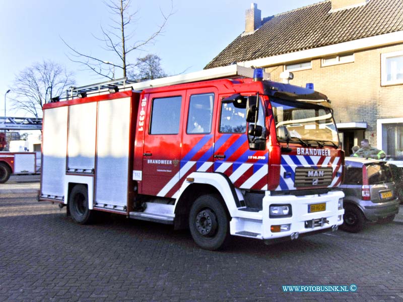 170120503.jpg - DORDRECHT - Op vrijdag 20 januari 2017 werd de brandweer van Zwijndrecht opgeroepen voor een binnenbrand in een woning aan de Europaweg in Zwijndrecht.De bewoner had Stedin gebeld en die belde vervolgens de brandweer.Stedin kwam ook met twee bussen naar het woonhuis toe om samen met de brandweer de oorzaak te achter halen.Deze digitale foto blijft eigendom van FOTOPERSBURO BUSINK. Wij hanteren de voorwaarden van het N.V.F. en N.V.J. Gebruik van deze foto impliceert dat u bekend bent  en akkoord gaat met deze voorwaarden bij publicatie.EB/ETIENNE BUSINK