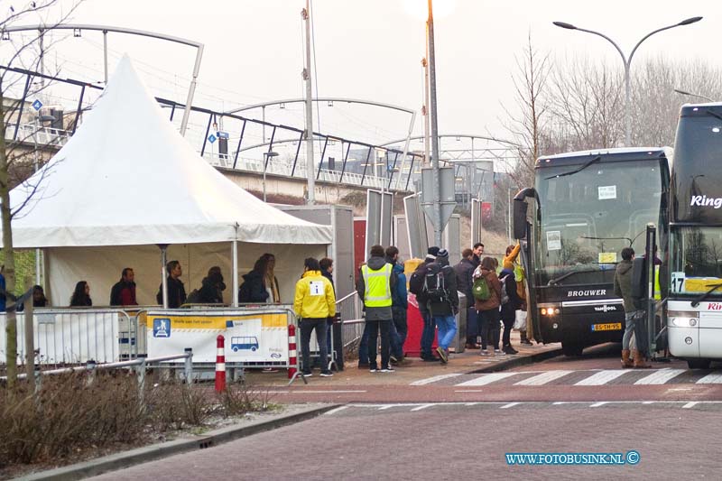 170122535.jpg - DORDRECHT - Op zondag 22 januari 2017 werden de reizigers van de Nederlandse spoorwegen die met bussen werden vervoerd tussen Rotterdam en Zwijndrecht wegens werkzaamheden getrakteerd op een beker lekkere erwtensoep.Een leuk gebaar vonden de vele reizigers die dankbaar de soep in ontvangst namen.Deze digitale foto blijft eigendom van FOTOPERSBURO BUSINK. Wij hanteren de voorwaarden van het N.V.F. en N.V.J. Gebruik van deze foto impliceert dat u bekend bent  en akkoord gaat met deze voorwaarden bij publicatie.EB/ETIENNE BUSINK
