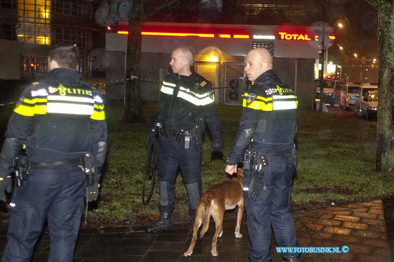170130532.jpg - DORDRECHT - Op maandag 30 januari 2017 is de bezinnepomp de Total aan de Hugo van Gijnweg in Dordrecht overvallen.De politie is met diverse eenheden bezig de omgeving af te zoeken naar de overvaller.Ook is er een politiehond naar sporen  aan het zoeken.De overvaller had een mes en is na de overval de wijk Krispijn in Dordrecht ingevlucht.De politie is op zoek naar de overvaller -Dader:180m,getint,bivakmuts,zw jas. Weg>#Krispijnseweg. Info? Bel 112 Deze digitale foto blijft eigendom van FOTOPERSBURO BUSINK. Wij hanteren de voorwaarden van het N.V.F. en N.V.J. Gebruik van deze foto impliceert dat u bekend bent  en akkoord gaat met deze voorwaarden bij publicatie.EB/ETIENNE BUSINK