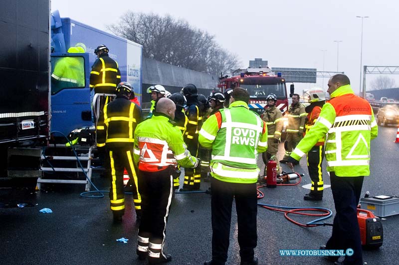 170130546.jpg - ZWIJNDRECHT - Op maandag 30 januari 2017 werden de hulpdiensten waaronder een traumateam, de brandweer en diverse politieeenheden voor een ongeval waar een vrachtwagenchauffeur vast bekneld zat in zijn vrachtwagen nadat deze op een andere vrachtwagen was gebotst op de rijksweg A16 richting Rotterdam ter hoogte van Zwijndrecht.Door het ongeval ontstond er een lange file richting Rotterdam en in de file ontstond ook nog een kop-staart botsing.Nadat de chauffeur was bevrijd door de hulpdiensten werd de chauffer gestabiliseerd en naar een ziekenhuis gebracht.Deze digitale foto blijft eigendom van FOTOPERSBURO BUSINK. Wij hanteren de voorwaarden van het N.V.F. en N.V.J. Gebruik van deze foto impliceert dat u bekend bent  en akkoord gaat met deze voorwaarden bij publicatie.EB/ETIENNE BUSINK