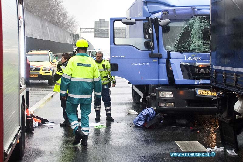 170130580.jpg - ZWIJNDRECHT - Op maandag 30 januari 2017 werden de hulpdiensten waaronder een traumateam, de brandweer en diverse politieeenheden voor een ongeval waar een vrachtwagenchauffeur vast bekneld zat in zijn vrachtwagen nadat deze op een andere vrachtwagen was gebotst op de rijksweg A16 richting Rotterdam ter hoogte van Zwijndrecht.Door het ongeval ontstond er een lange file richting Rotterdam en in de file ontstond ook nog een kop-staart botsing.Nadat de chauffeur was bevrijd door de hulpdiensten werd de chauffer gestabiliseerd en naar een ziekenhuis gebracht.Deze digitale foto blijft eigendom van FOTOPERSBURO BUSINK. Wij hanteren de voorwaarden van het N.V.F. en N.V.J. Gebruik van deze foto impliceert dat u bekend bent  en akkoord gaat met deze voorwaarden bij publicatie.EB/ETIENNE BUSINK