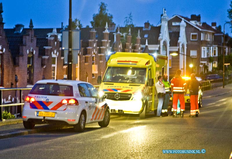 14071805.jpg - FOTOOPDRACHT:Dordrecht:17-07-2014:  Rond 22 uur vanavond werd er melding gemaakt van Schiet incident met gewonden op de lijnbaan in Dordrecht, een Ambulance en Trauma helikopter werden opgeroepen en 10 politie wagen rukte uit. Politie uitgerukt voor een melding van een schietpartij op de lijnbaan Dordrecht. Lijkt een valse melding door een verwarde man. De ambulance en trauma helikopter stonden te wachten op de groenedijk ivm met het gevaar.  Deze digitale foto blijft eigendom van FOTOPERSBURO BUSINK. Wij hanteren de voorwaarden van het N.V.F. en N.V.J. Gebruik van deze foto impliceert dat u bekend bent  en akkoord gaat met deze voorwaarden bij publicatie.EB/ETIENNE BUSINK