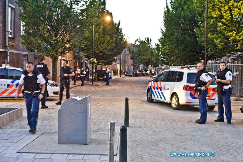 14071807.jpg - FOTOOPDRACHT:Dordrecht:17-07-2014:  Rond 22 uur vanavond werd er melding gemaakt van Schiet incident met gewonden op de lijnbaan in Dordrecht, een Ambulance en Trauma helikopter werden opgeroepen en 10 politie wagen rukte uit. Politie uitgerukt voor een melding van een schietpartij op de lijnbaan Dordrecht. Lijkt een valse melding door een verwarde man. De ambulance en trauma helikopter stonden te wachten op de groenedijk ivm met het gevaar.  Deze digitale foto blijft eigendom van FOTOPERSBURO BUSINK. Wij hanteren de voorwaarden van het N.V.F. en N.V.J. Gebruik van deze foto impliceert dat u bekend bent  en akkoord gaat met deze voorwaarden bij publicatie.EB/ETIENNE BUSINK