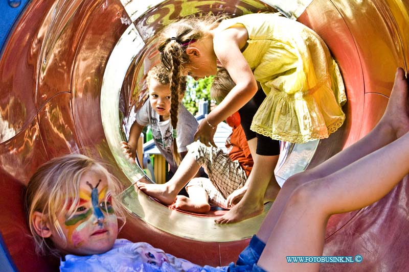 15062715.jpg - DORDRECHT - 27 juni 2015  De Speeltuin van het Land van Valk: Victorie bestaat 70 jaar. Er is een groots feest ter gelegenheid van het 70-jarig bestaan van de speeltuin: spelletjes, schminken, ballonnenclown, muziek en dans. Tevens tentoonstelling over de geschiedenis van de speeltuin.Deze digitale foto blijft eigendom van FOTOPERSBURO BUSINK. Wij hanteren de voorwaarden van het N.V.F. en N.V.J. Gebruik van deze foto impliceert dat u bekend bent  en akkoord gaat met deze voorwaarden bij publicatie.EB/ETIENNE BUSINK