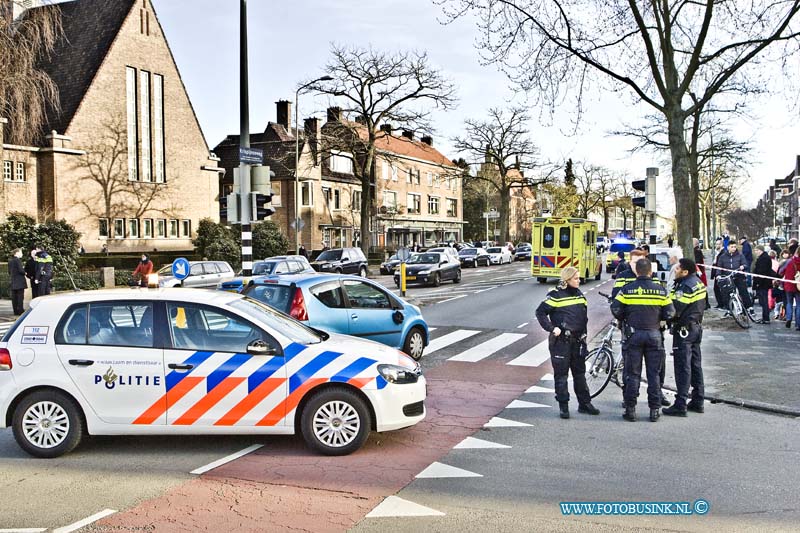 15030108.jpg - FOTOOPDRACHT:Dordrecht:01-03-2015:Zondagmiddag 1 maart 2015 Dordrecht op De Krispijnseweg met de kruising Bosboom-Toussaintstraat is een aanrijding gebeurt tussen een Auto en Fietser, die bij het ongeval gewond raakte, de politie lot 1 rijbaan af voor het verkeer uit de stad, om een onderzoek in te stellen. De gewonde fietser werd voor controle mee genomen naar een ziekenhuis.  Deze digitale foto blijft eigendom van FOTOPERSBURO BUSINK. Wij hanteren de voorwaarden van het N.V.F. en N.V.J. Gebruik van deze foto impliceert dat u bekend bent  en akkoord gaat met deze voorwaarden bij publicatie.EB/ETIENNE BUSINK